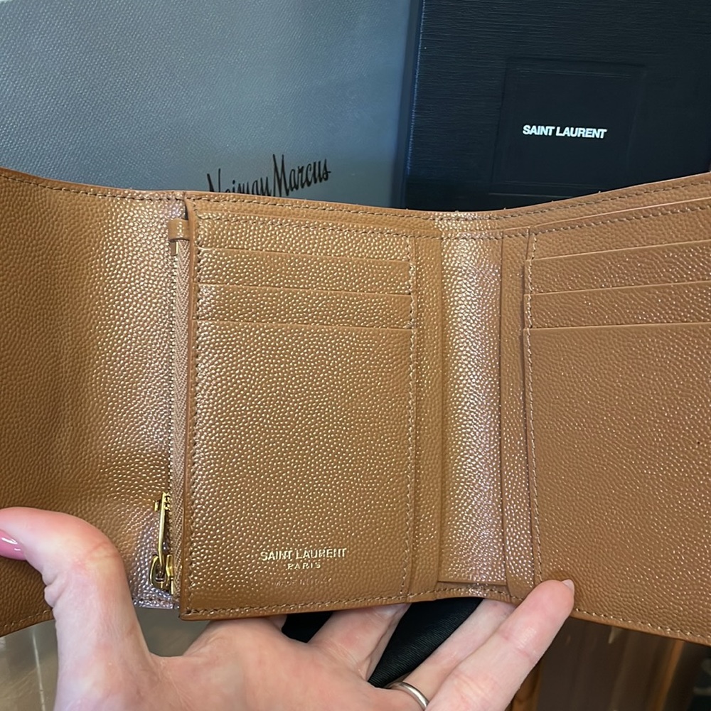SAINT LAURENT 🤎 MONOGRAMME SMALL TRIFOLD WALLET GRAIN - Picture 2 of 7